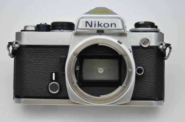 Nikon FE silber - absolut robust und sehr kompakt - Zustand A TOP