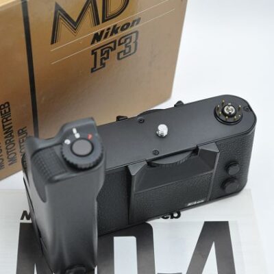 Nikon Motor - MD-4 - er hat so gut wie keine Gebrauchsspuren. Deshalb entspricht er dem Zustand A/A+. In OVP mit allen Abdeckdeckeln