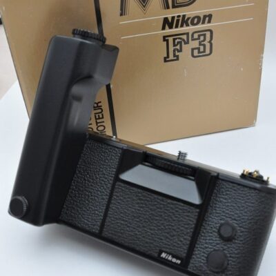 Nikon Motor - MD-4 - er hat so gut wie keine Gebrauchsspuren. Deshalb entspricht er dem Zustand A/A+. In OVP mit allen Abdeckdeckeln