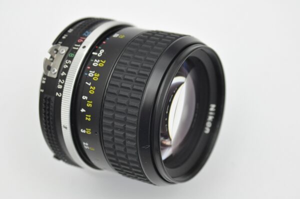 Nikon Nikkor 85mm 2.0 AI - geringste Gebrauchsspuren Zustand A/A+