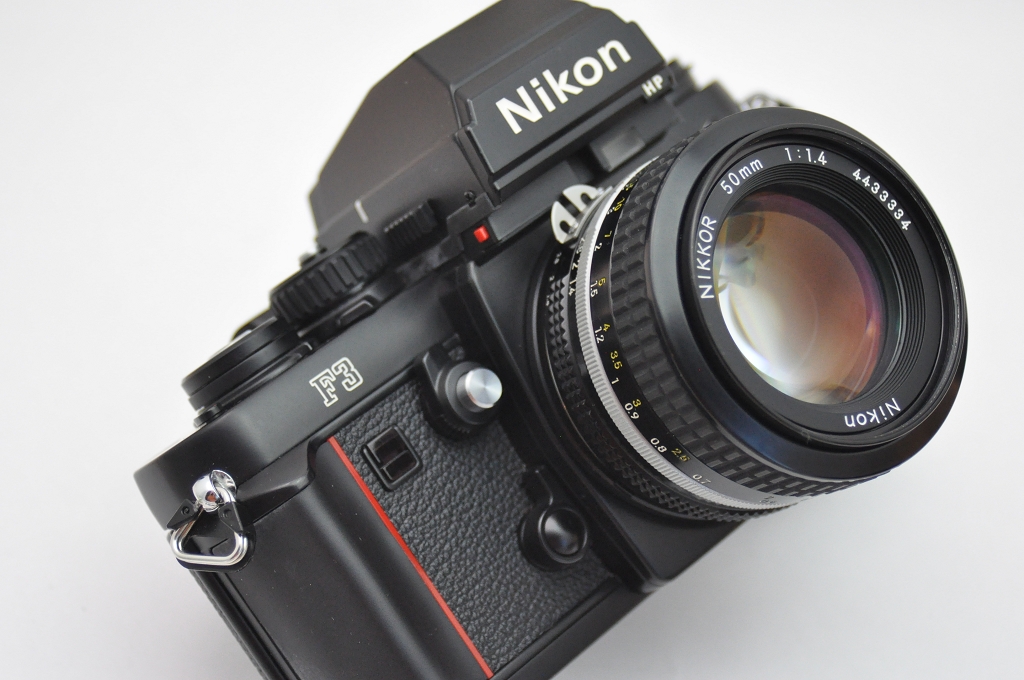 Nikon Kameraset F3HP aus den Komponenten Nikon F3HP + Nikon Nikkor 50mm 1.4 AI - TOP - liegt perfekt in der Hand