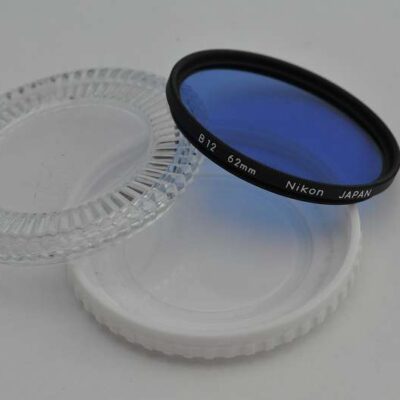 Nikon Filter 62mm B12 gebraucht ohne Kratzer. Deshalb im Zustand A/A+ Konversionsfilter B12 - wenn Tageslichtfilm bei Kunstlicht verwendet werden soll