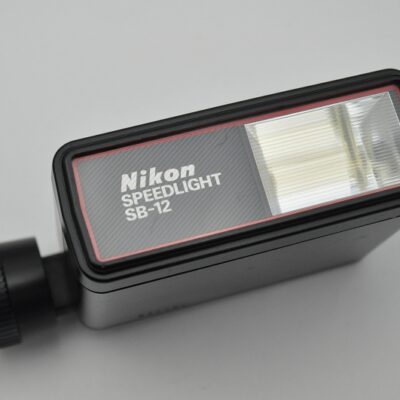 Nikon - SB-12 Aufsteckblitz TTL – Blitz – Leitzahl 25 mit Weitwinkelvorsatz 25 mit einer Batterie Ladung sind ca. 150 Blitze möglich