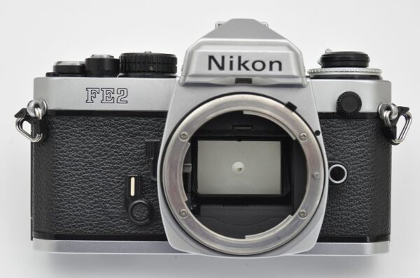 Nikon FE2 mit geringen Gebrauchsspuren