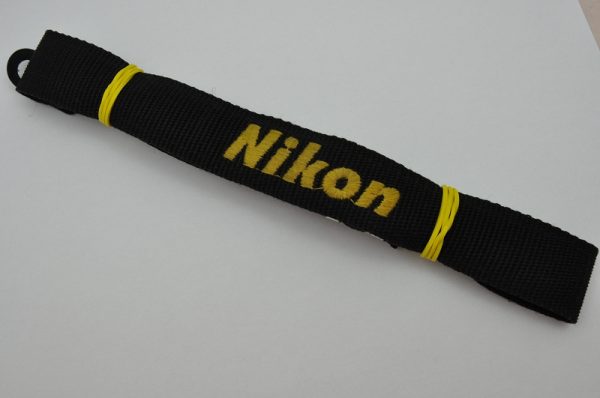 Nikon Schulterriemen - schmal  - schwarz/gelb - gestickter Name