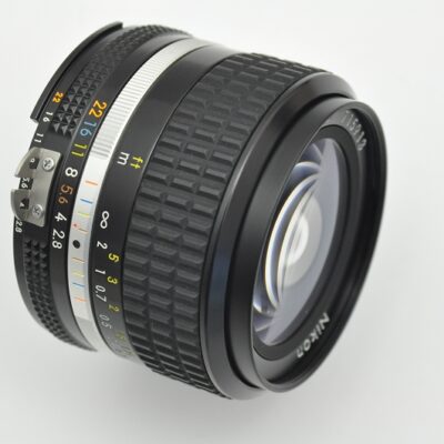 Nikon Nikkor 28mm 2.8 - AIS - mit CRC System - dadurch optimale Scharfstellung auch bei kürzestem Abstand - mit Gegenlichtblende HN-2