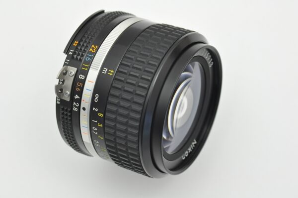 Nikon Nikkor 28mm 2.8 - AIS - mit CRC System - dadurch optimale Scharfstellung auch bei kürzestem Abstand - mit Gegenlichtblende HN-2