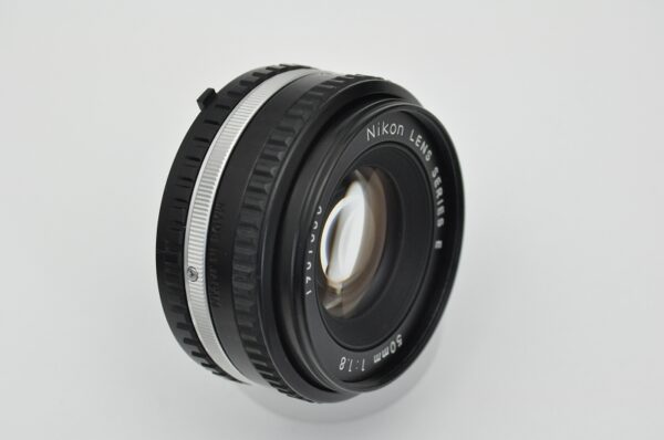 Nikon 50mm 1.8 AIS - Serie E - besticht durch seine kompakte Größe und ist verzerrungsfrei. Außerdem erzeugt es eine sehr gute Bildqualität