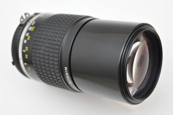 Nikon Nikkor 200mm 4.0 - AIS - leichtes, exellentes Teleobjektiv mit eingebauter Gegenlichtblende - hervorragende optische Qualität