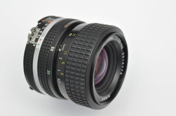 Nikon Zoom 35-70mm  3.3-4.5 - AIS - sehr gute Anfangsöffnung von 3.3 und eine extrem kurze Baugröße – ideal für den Urlaub