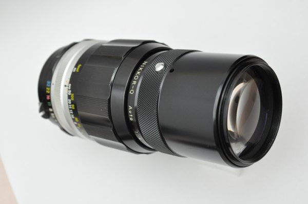Nikon Nikkor 200mm 4.0 Q - keine Verzerrungen, leichte chromatische Aberration, bei Blende 4 eine sehr geringe Vignettierung – Zustand A