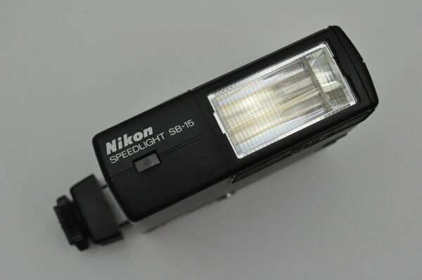 Nikon SB-15 - Kompatibel ist er auch mit der Nikon FA, FE2, EM, F3 mit AS-4 und der Nikonos V - nutzbar für alle analogen Autofokuskameras