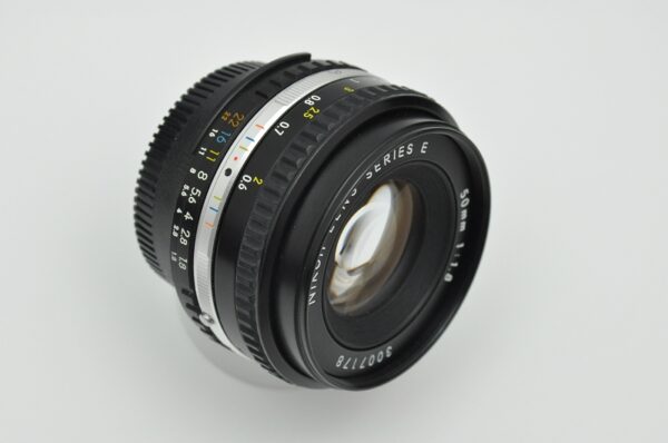 Nikon 50mm Serie E - das Objektiv ist verzerrungsfrei