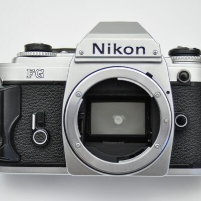 Nikon FG - mit Zeitautomatik, Programmautomatik, Belichtungskorrektur, Echtzeit-TTL-Belichtungsmessung und hochwertigen SI-Belichtungszellen
